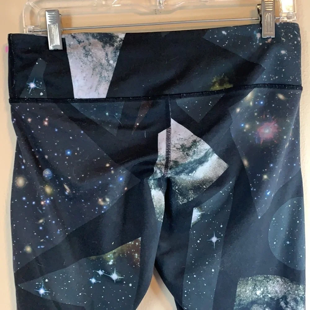 ALO Yoga Celestial Galaxy Star Novelty Print High Waist Cropped Leggings Medium - Picture 9 of 10
